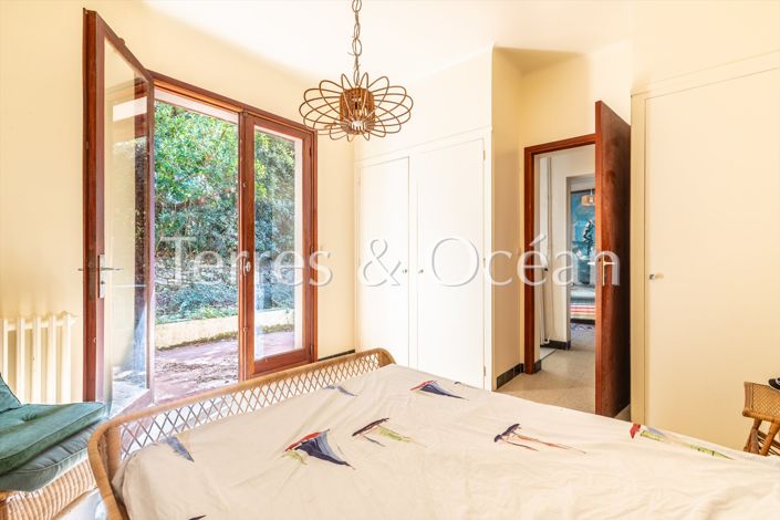 Image No.8-8 Bed House for sale