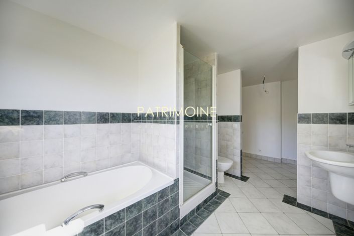 Image No.15-5 Bed Property for sale