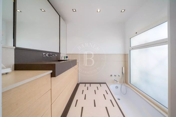 Image No.9-7 Bed House for sale