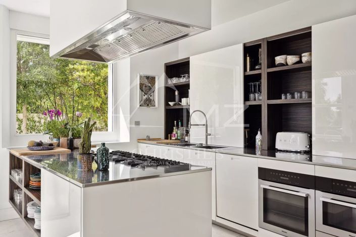Image No.8-5 Bed House for sale