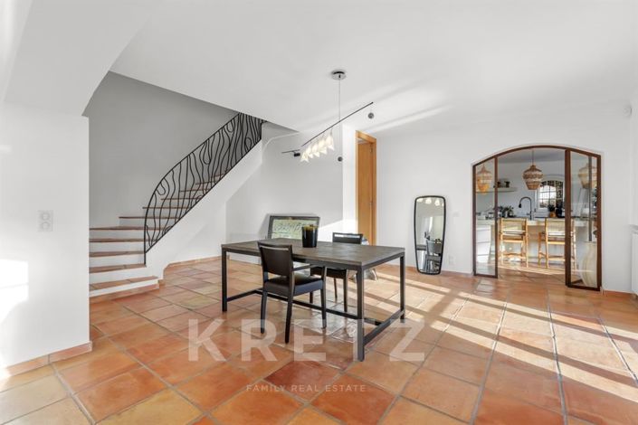 Image No.6-5 Bed House for sale