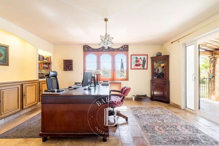 Image No.12-6 Bed House for sale