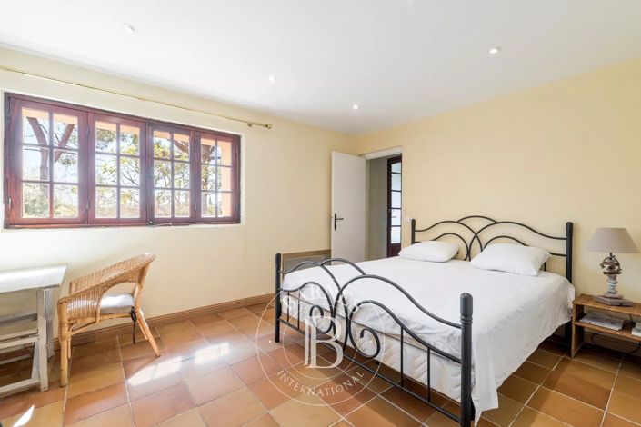 Image No.21-6 Bed House for sale