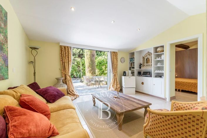 Image No.24-6 Bed House for sale