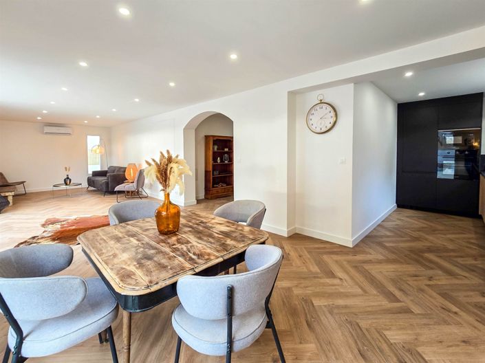Image No.8-5 Bed House for sale