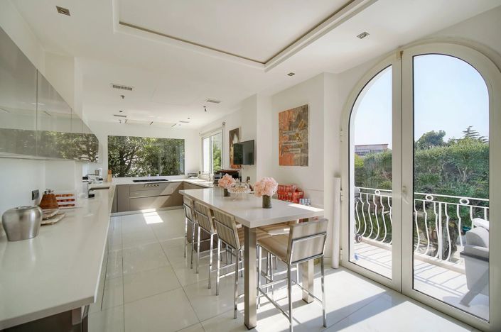 Image No.6-6 Bed House for sale
