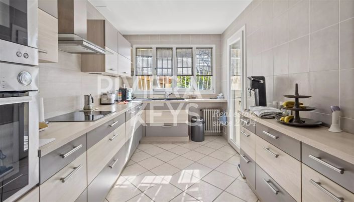 Image No.17-5 Bed House for sale
