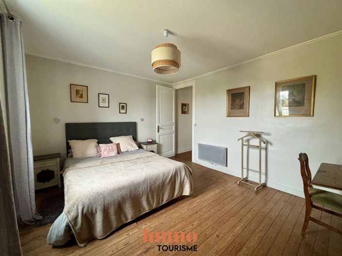 Image No.12-8 Bed Property for sale