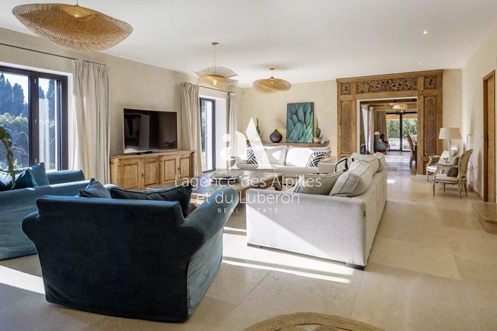 Image No.8-6 Bed House for sale