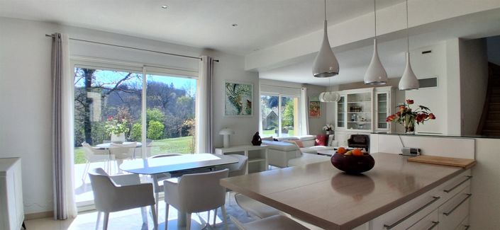 Image No.10-3 Bed Property for sale