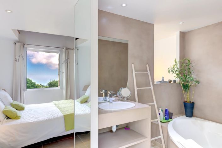 Image No.8-5 Bed House for sale