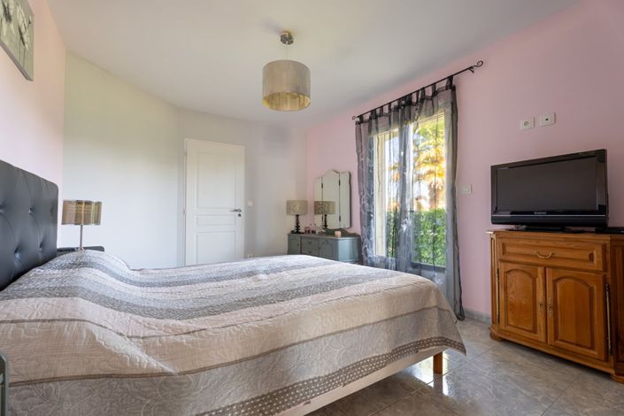 Image No.12-3 Bed Property for sale