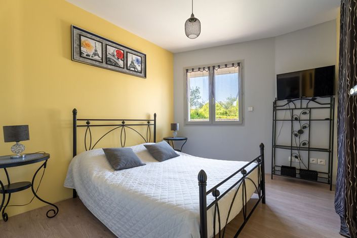 Image No.17-3 Bed Property for sale