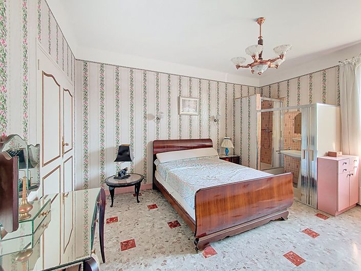 Image No.11-5 Bed House for sale