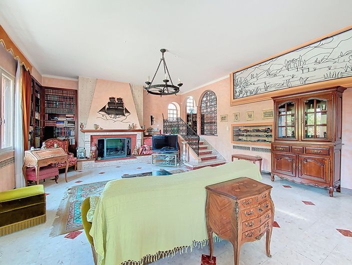 Image No.7-5 Bed House for sale