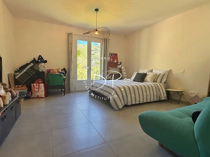 Image No.16-5 Bed House for sale