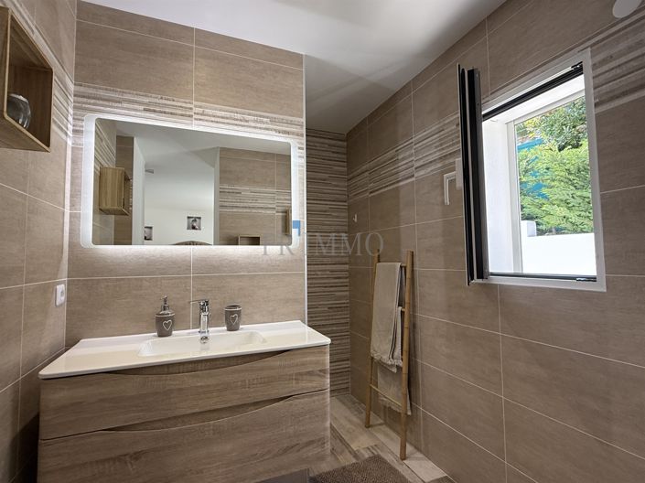 Image No.21-5 Bed House for sale