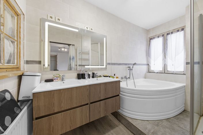 Image No.8-6 Bed Property for sale
