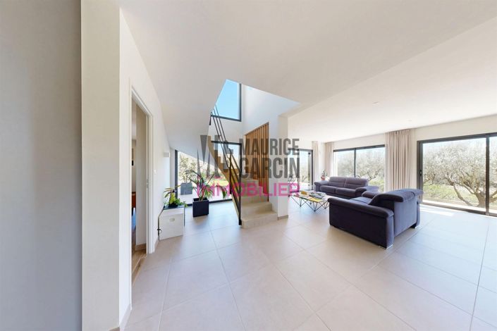 Image No.5-3 Bed Property for sale