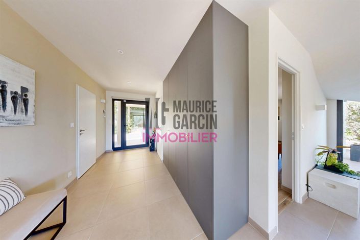 Image No.8-3 Bed Property for sale