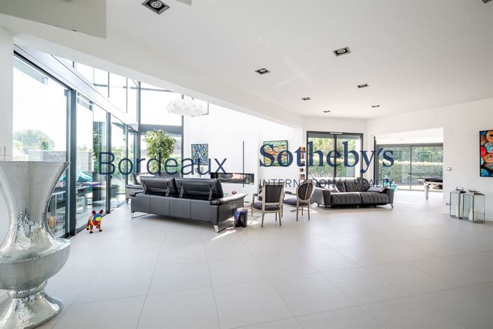 Image No.7-5 Bed House for sale