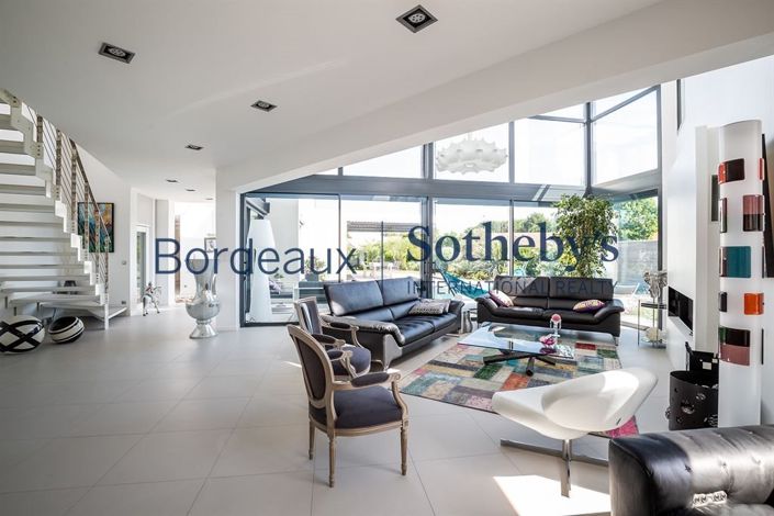 Image No.8-5 Bed House for sale