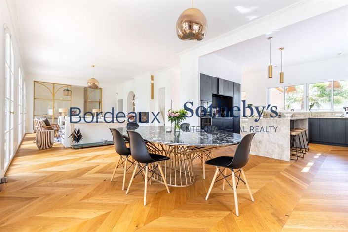 Image No.8-5 Bed House for sale