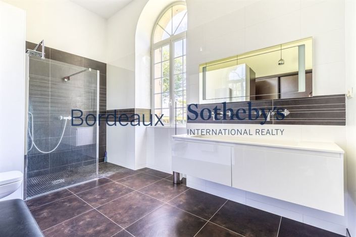 Image No.12-5 Bed Property for sale