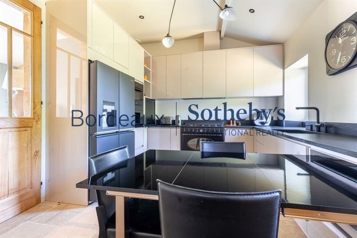 Image No.10-6 Bed Property for sale