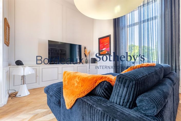 Image No.12-6 Bed Property for sale