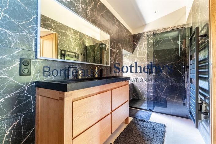 Image No.16-6 Bed Property for sale