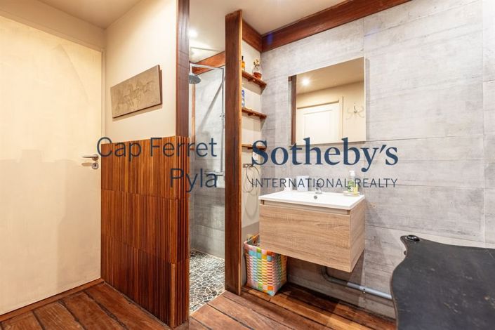 Image No.18-5 Bed House for sale