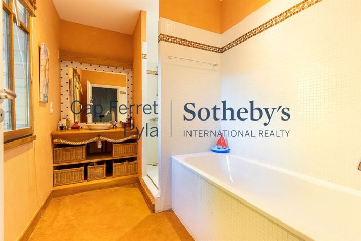 Image No.20-5 Bed House for sale