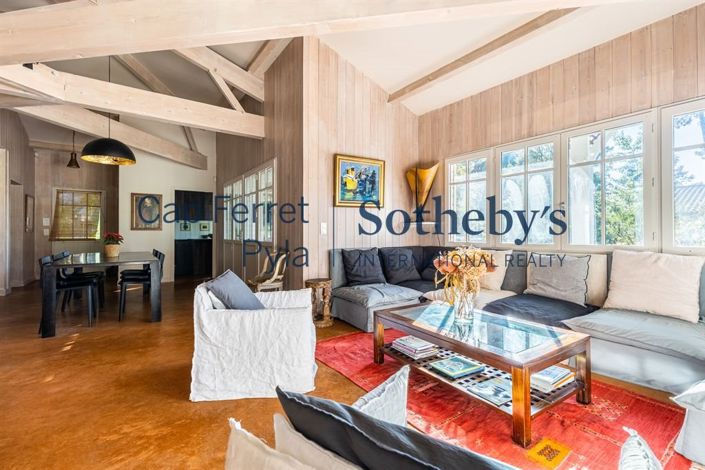 Image No.8-5 Bed House for sale