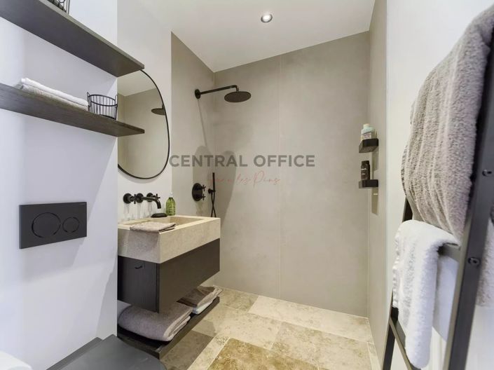 Image No.17-6 Bed House for sale