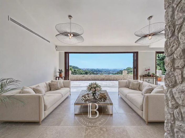 Image No.8-5 Bed House for sale