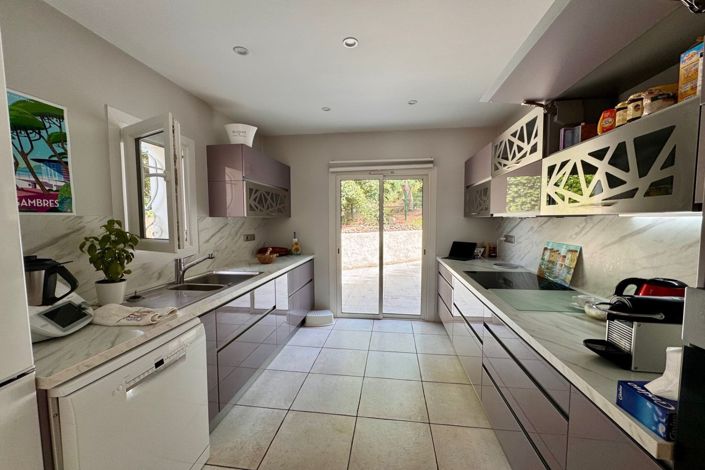Image No.8-5 Bed House for sale