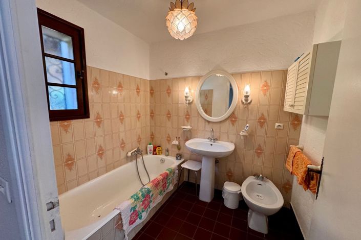 Image No.10-6 Bed House for sale