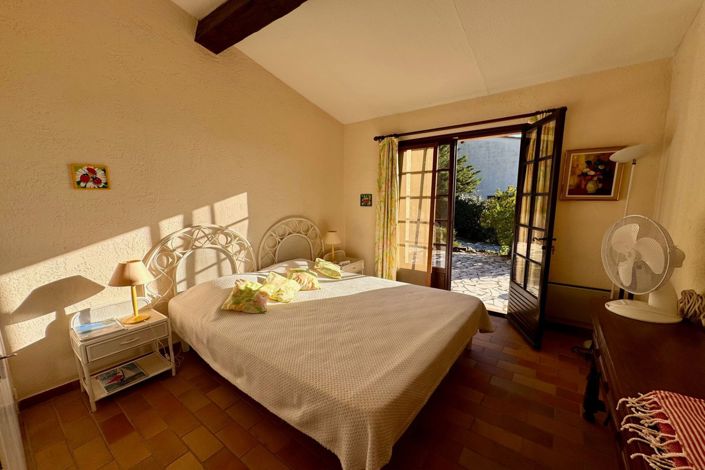 Image No.8-6 Bed House for sale