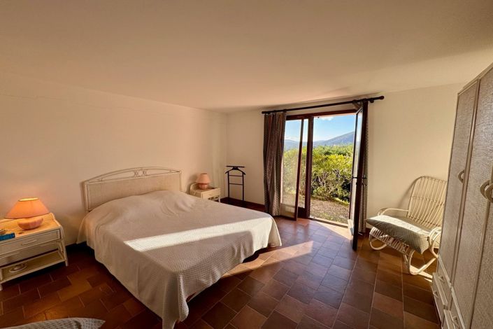 Image No.9-6 Bed House for sale