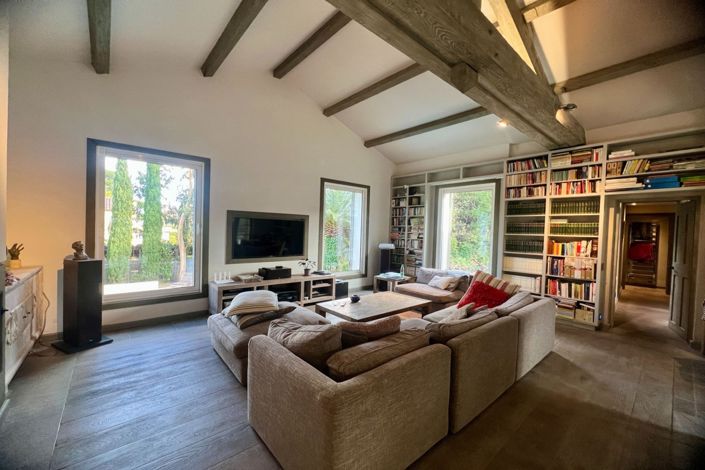 Image No.5-8 Bed House for sale