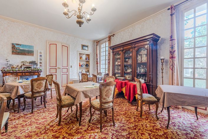 Image No.6-20 Bed House for sale