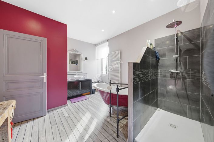 Image No.11-5 Bed Property for sale