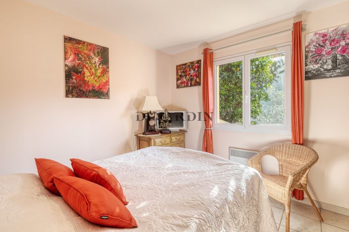 Image No.10-3 Bed House for sale