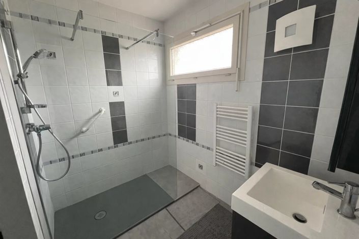 Image No.8-3 Bed House for sale