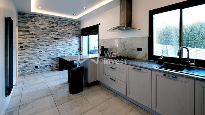 Image No.10-6 Bed Property for sale