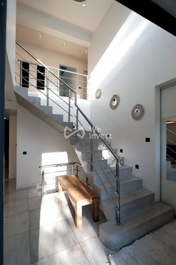 Image No.15-6 Bed Property for sale