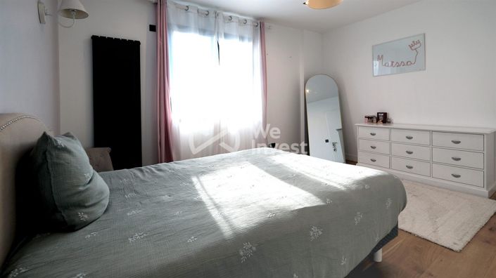 Image No.22-6 Bed Property for sale