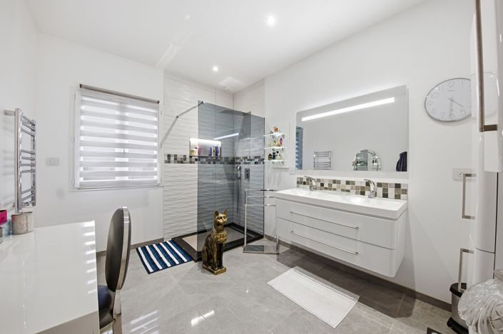 Image No.15-3 Bed Property for sale