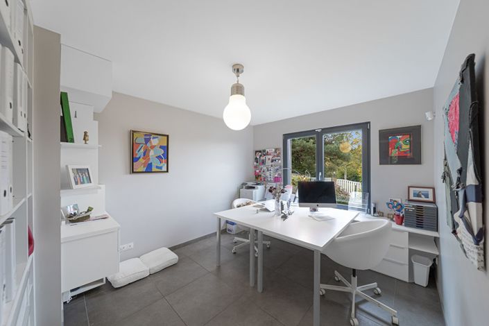 Image No.24-6 Bed Property for sale
